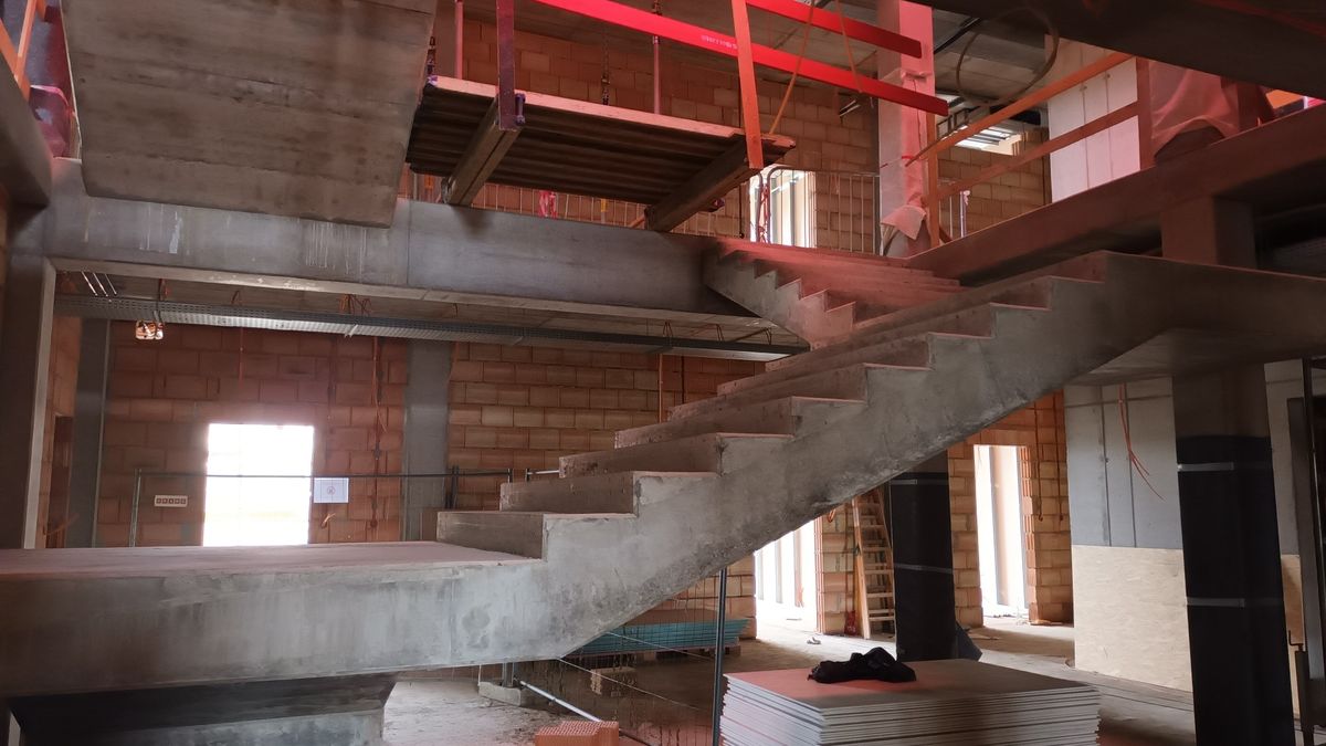 Studenty překvapí v nové škole schodiště jako v Bradavicích
